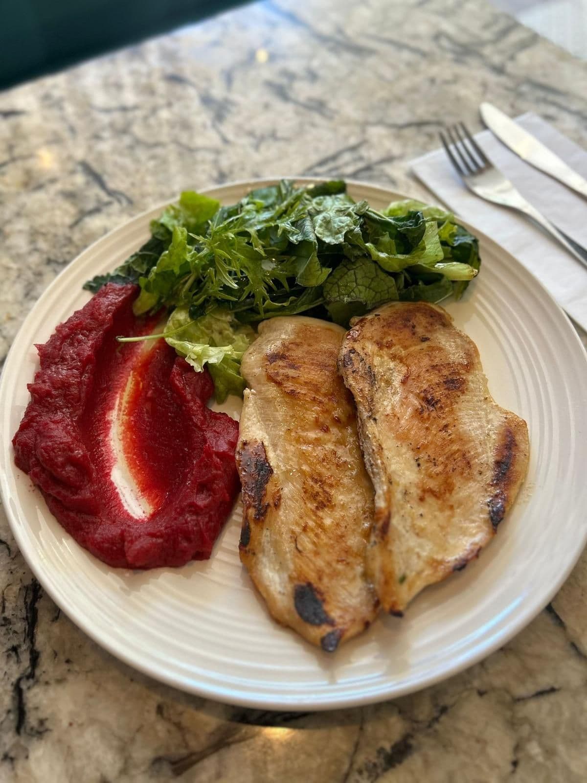 Imagen de Plato saludable: pechuga de pollo grillada con puré de boniato y remolacha y mix de hojas de la huerta