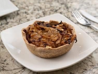 Imagen de Tarta de cebolla caramelizada y queso de cabra