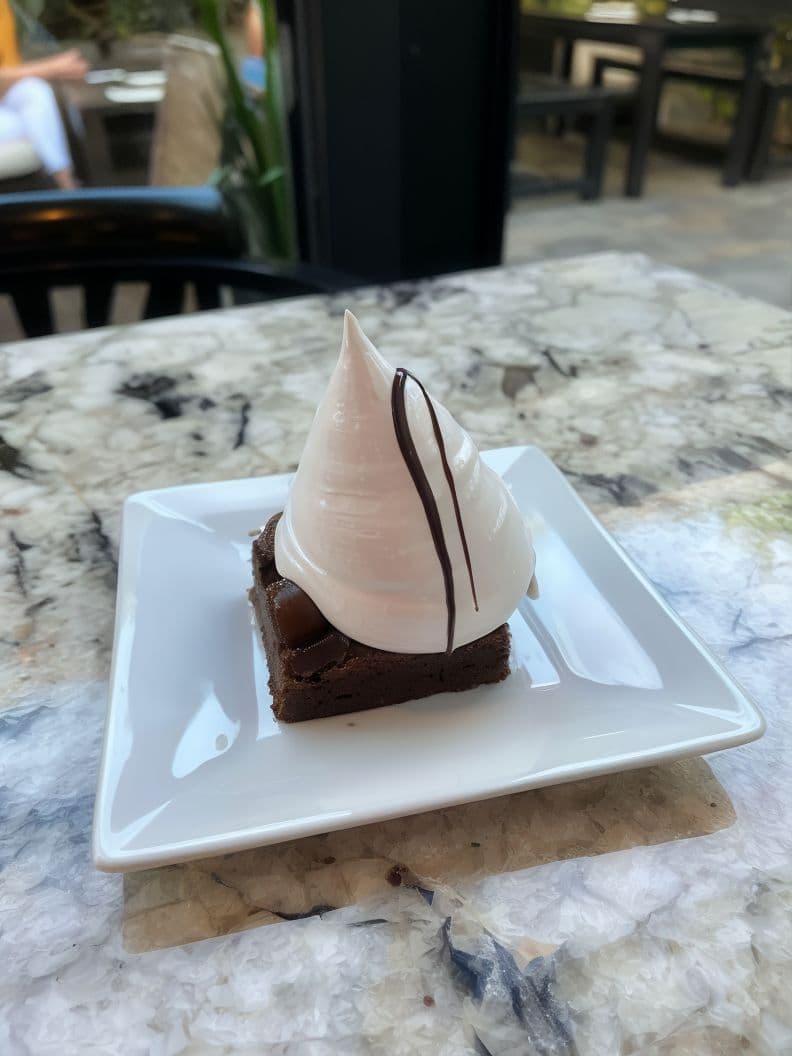 Imagen de Pinito de brownie con dulce de leche y merengue